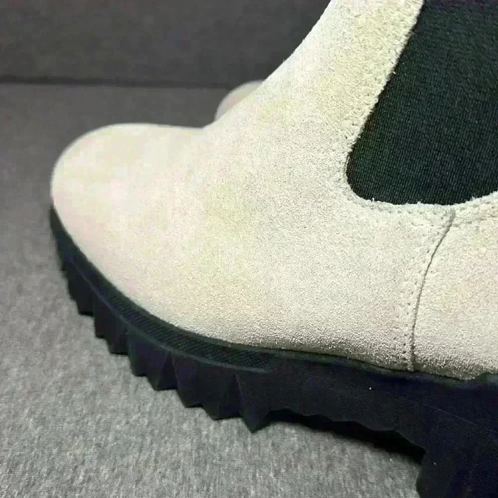 Nurture NWT Denali Waterproof Lug Sole Heeled Platform Chelsea Boot Women Size 8